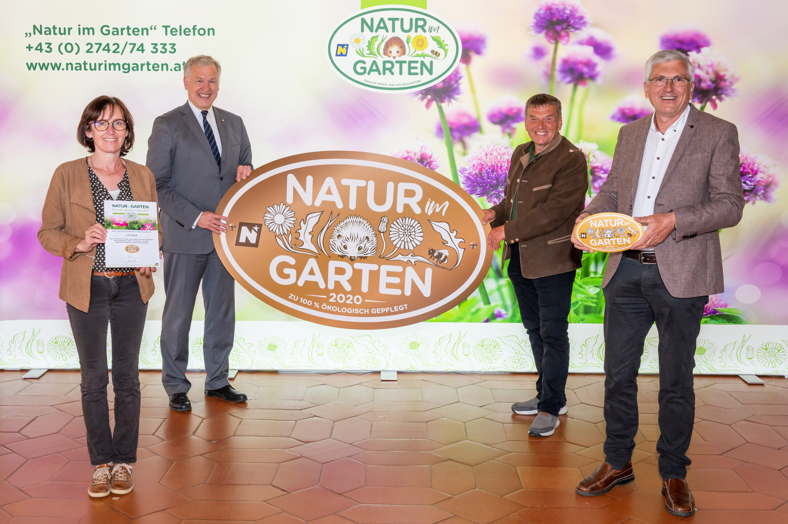 Landesrat Martin Eichtinger und Reinhard Kittenberger, Präsident der „Natur im Garten“ Schaugärten, gratulieren Christa Meissl und Daniel Datzinger (re) zur Auszeichnung des Goldenen Igels.